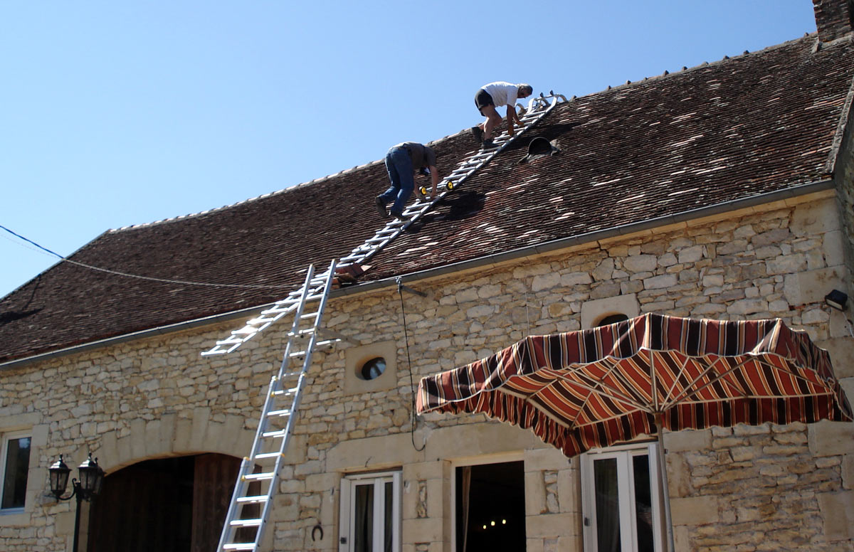 echelle avec crochets de faitage sur le toit avec  2ou 3 personnes intervenant sur la toiture sans aucun probleme en se reliant à des ligne de vie pour leur sécurité